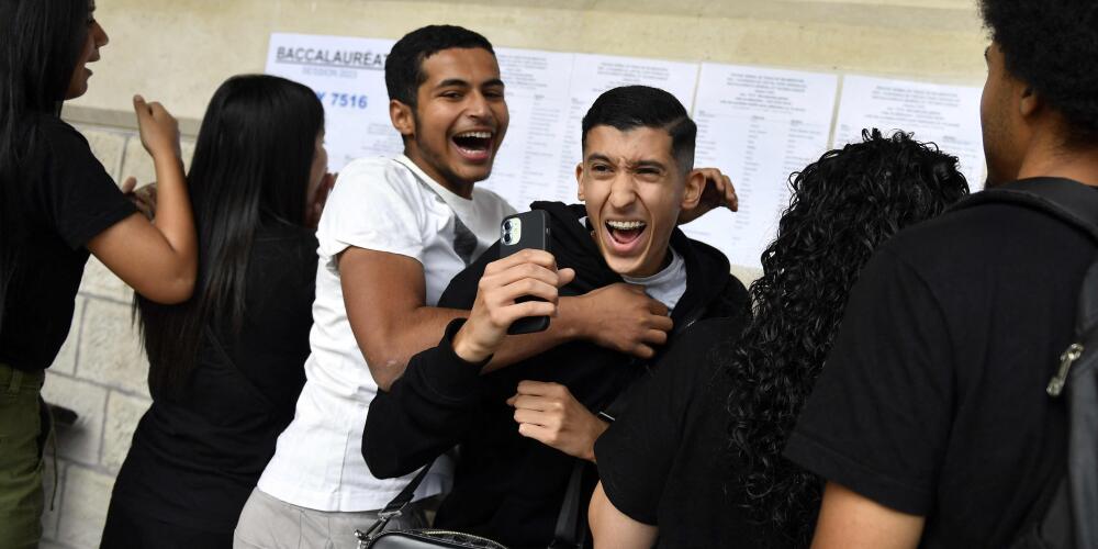 Joie des lycéens après avoir regardé les résultats de l’examen du baccalauréat au lycée Voltaire à Paris, le 4 juillet 2023.