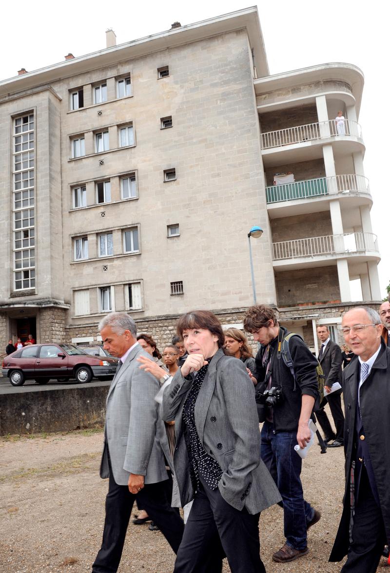 Fadela Amara, alors secrétaire d’Etat chargée de la politique de la ville du gouvernement Fillon, en déplacement à la cité Pinson dans le quartier de la Benauge, à Bordeaux, le 8 juin 2009.