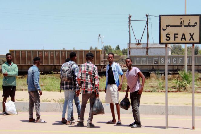 Des migrants subsahariens en attente d’un train pour Tunis, à la gare de Sfax, le 5 juillet 2023.
