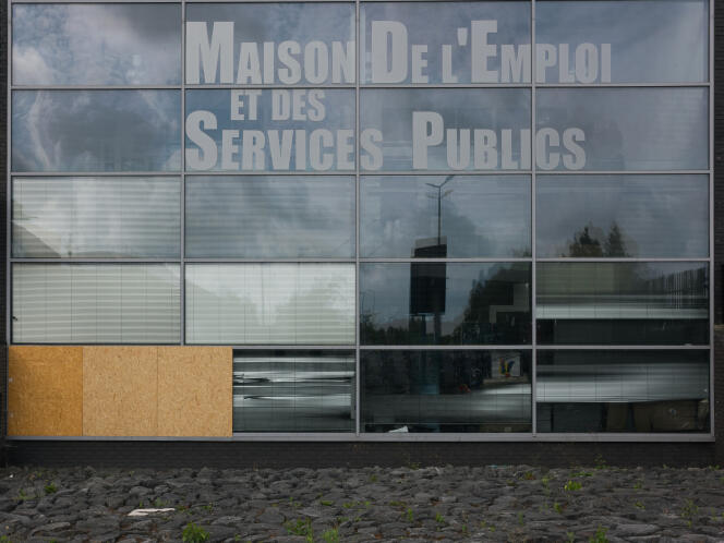 Centro de empleo ubicado en la intersección de la avenida Laenecet y la rue Henri-Dunant en Hem (Nord).  La sala de recepción fue saqueada y los locales de Pôle emploi fueron incendiados.  En Hem, 3 de julio de 2023. 