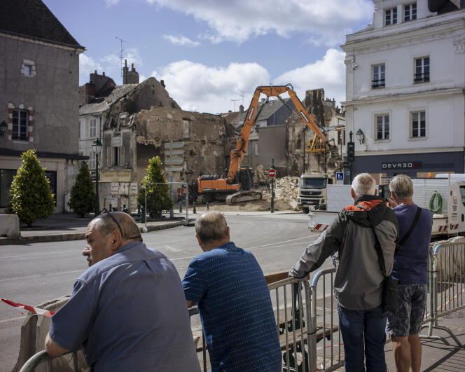 Los residentes observan la demolición de la farmacia en Montargis en Loiret, 5 de julio de 2023.