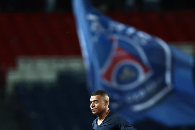 L’attaquant français du Paris Saint-Germain Kylian Mbappé, à la fin du match de football de Ligue 1 entre le Paris Saint-Germain (PSG) et Ajaccio, au Parc des Princes, à Paris, le 13 mai 2023. 
