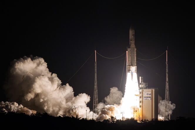 La fusée Ariane-5 décolle du Centre spatial guyanais de Kourou, le 5 juin 2023.