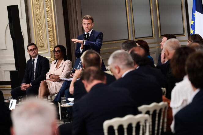 Le président de la République, Emmanuel Macron, reçoit à l’Elysée les maires des communes victimes des violences des jours précédents. A Paris, le 4 juillet 2023. 