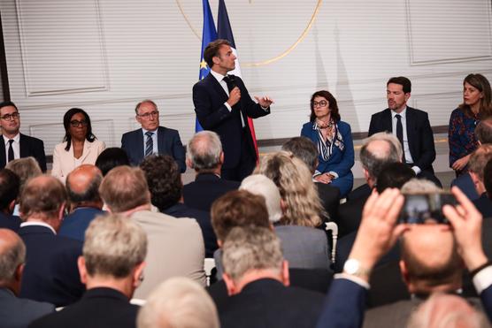 Emmanuel Macron renueva su apoyo a los alcaldes de los municipios víctimas de la violencia tras la muerte del joven Nahel M. en el Palacio del Elíseo, en París, el 4 de julio de 2023.