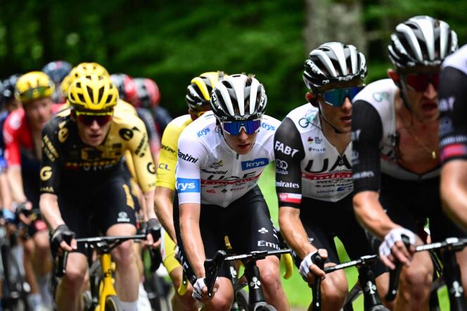 Le Slovène Tadej Pogacar entouré de ses coéquipiers de l’équipe UAE Team Emirates lors de la 5ᵉ étape du Tour de France, entre Pau et Laruns (Pyrénées-Atlantiques), le 5 juillet 2023.