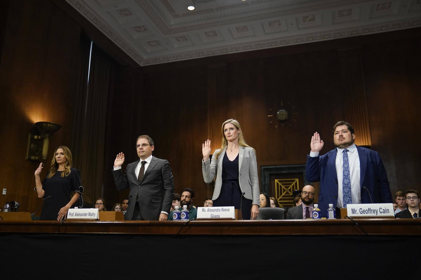 sitios web falsos, voz clonada, correo electrónico falsificado…