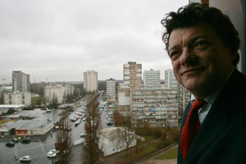 Jean-Louis Borloo, alors ministre de la cohésion sociale, en déplacement à Clichy-sous-Bois, en décembre 2004.