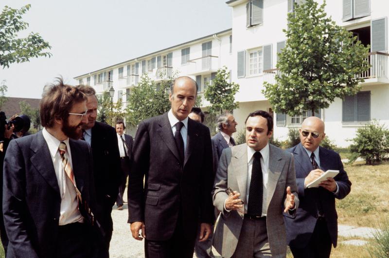 Jacques Barrot, alors secrétaire d’Etat au logement du président Valéry Giscard d’Estaing, visitent une cité HLM à Ennery, dans le Val-d’Oise, en juin 1975. 