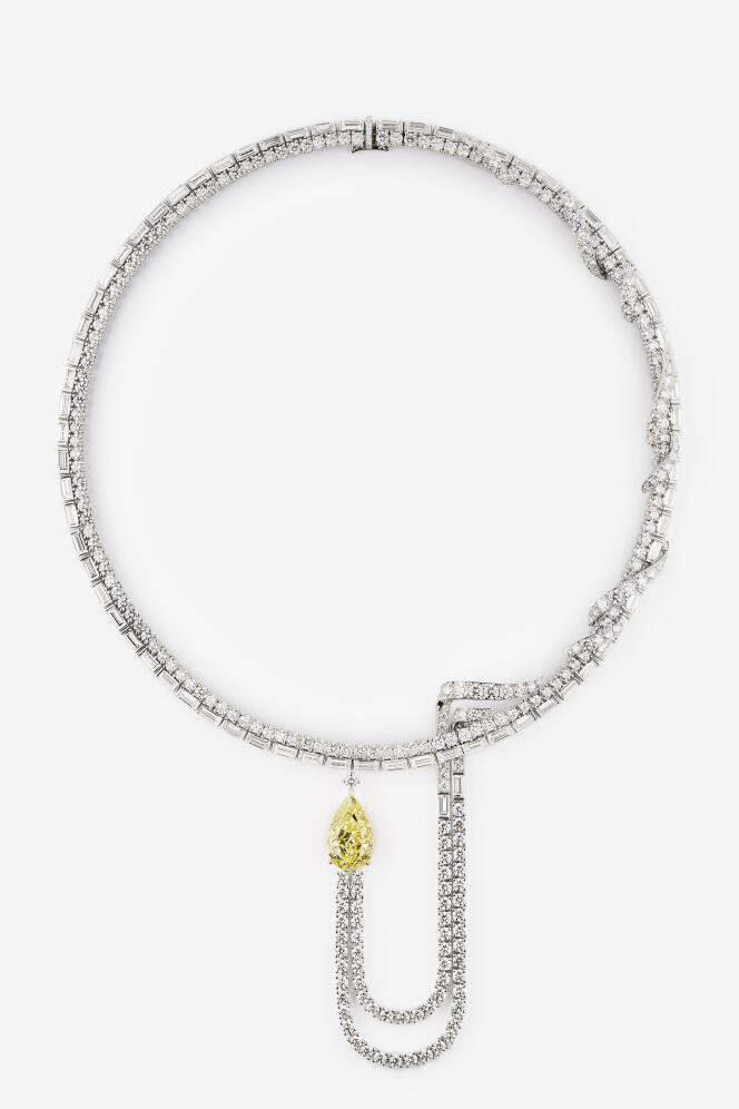 Collar Fluctus, en oro blanco, diamantes blancos y diamante amarillo, colección Tryptich de Fendi.
