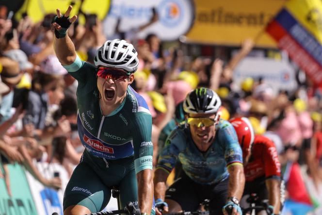 El belga Jasper Philipsen (Alpecin-Deceuninck) celebra su victoria frente a Mark Cavendish (Astana Qazaqstan) durante la etapa 7 del Tour de Francia, en Burdeos, el 7 de julio de 2023.
