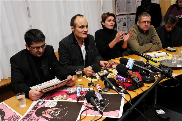 De gauche à droite, Mohamed Sifaoui aux côtés de Philippe Val, alors patron de « Charlie Hebdo », la journaliste Caroline Fourest et son confrère danois Flemming Rose, lors d’une conférence de presse organisée à Paris, le 6 février 2007, la veille du procès contre l’hebdomadaire satirique.