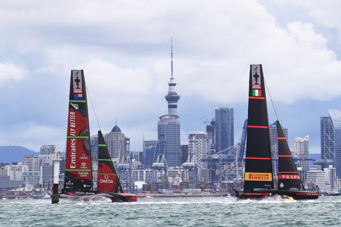 La retadora italiana Luna Rossa durante su regata contra el equipo de Nueva Zelanda, en la America's Cup, frente a Auckland, el 16 de marzo de 2021. 