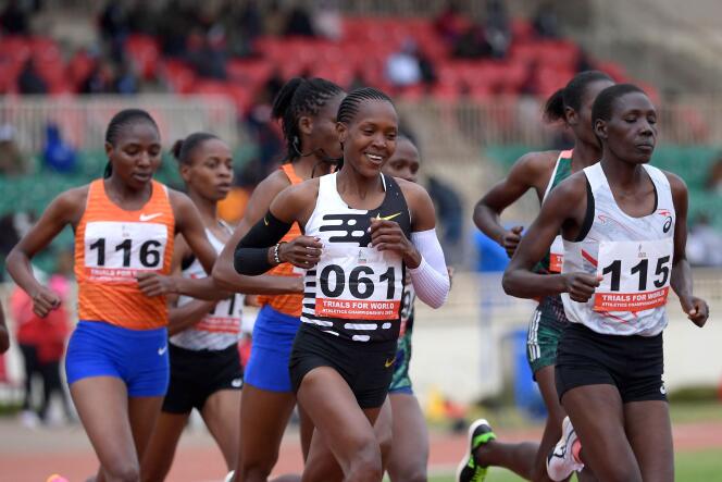 Faith Kipyegon (centro) durante la final nacional de pruebas de 5000 m para el Campeonato Mundial de Atletismo, en el Estadio Nacional Nyayo en Nairobi el 7 de julio de 2023.