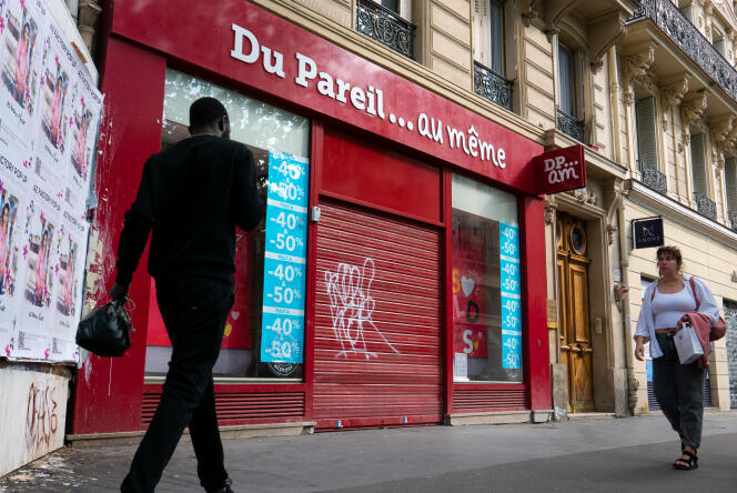 Une boutique fermée de la marque Du pareil au même, à Paris, le 2 juillet 2023. L’enseigne de vêtements pour enfants a demandé son placement en redressement judiciaire le 28 juin.