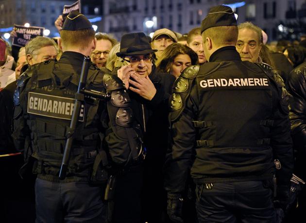 Le journaliste franco-algérien Mohamed Sifaoui, devant le supermarché Hyper Cacher de la Porte de Vincennes, à Paris, le 10 janvier 2015.