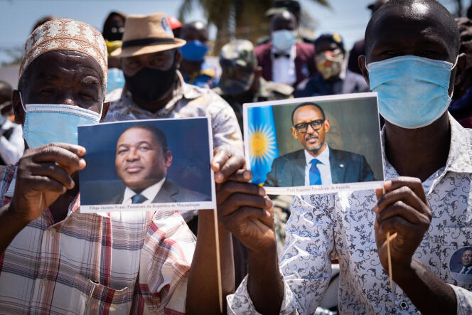 Residentes de Pemba, Mozambique, sostienen retratos de los presidentes Filipe Nyusi y Paul Kagame durante una visita de este último a la provincia de Cabo Delgado en septiembre de 2021.