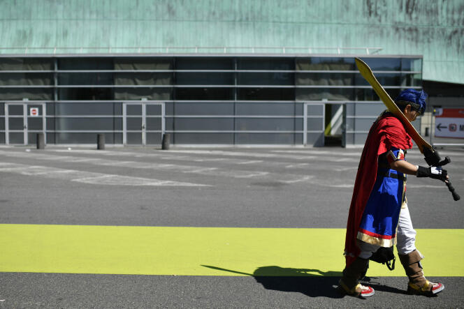 Un cosplayeur aux abords du Parc des expositions de Villepinte (Seine-Saint-Denis), le 15 juillet 2022.