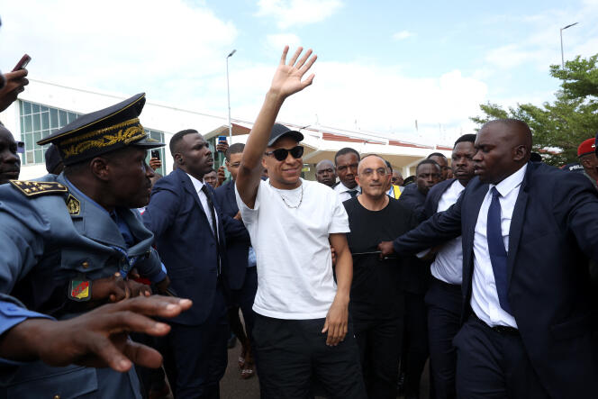 El futbolista francés Kylian Mbappé a su llegada al aeropuerto de Yaundé, Camerún, el 6 de julio de 2023.