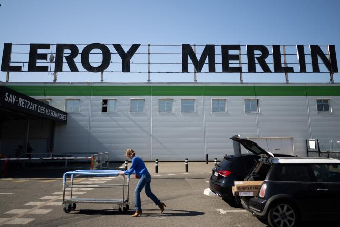 Devant un magasin de bricolage Leroy Merlin à Rezé (Loire-Atlantique), le 24 mars 2022.