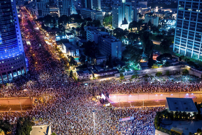 Vue aérienne de la manifestation contre la réforme judiciaire en Israël, à Tel Aviv, le 8 juillet 2023.