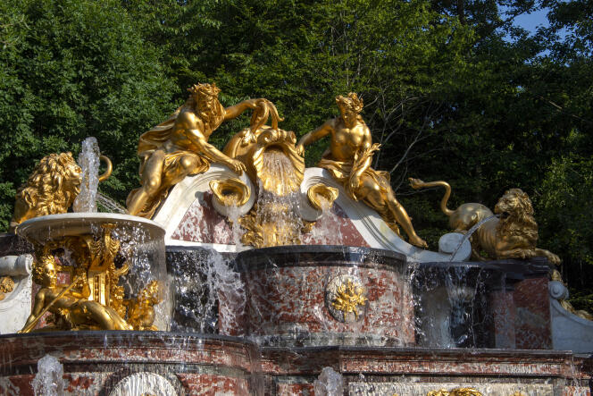 Vista del grupo escultórico que corona el restaurado Trianon Water Buffet, en Versalles. 