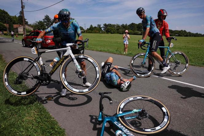 Mark Cavendish au sol, victime d’une chute lors de la 8ᵉ étape du Tour de France, entre Libourne et Limoges, le 8 juillet 2023.