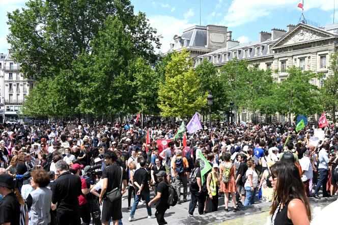 Los manifestantes se reúnen en la Place de la République para unirse a la marcha por Adama Traoré en París el 8 de julio de 2023.