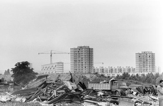 Des immeubles HLM en construction pour reloger les anciens occupants, notamment des milliers de familles d’immigrés algériens, du bidonville de Nanterre, qui a été rasé et dont on aperçoit les débris au premier plan, en juin 1971.