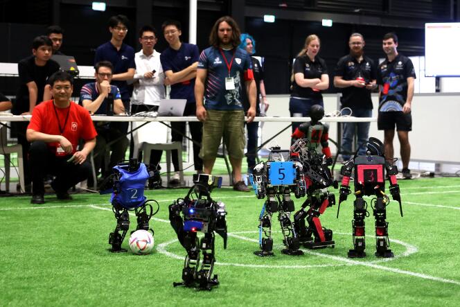 Match opposant des robots de la ligue humanoïde, lors de la 26ᵉ édition de la RobotCup, à Bordeaux, le 6 juillet 2023.