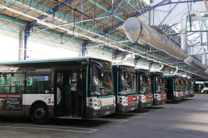 Des bus garés dans un dépôt RATP, à Paris, en septembre 2020.