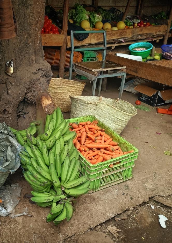 Racimos de plátanos matoke en un puesto en Nairobi.