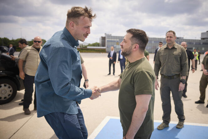 Volodymyr Zelensky salue le commandant du régiment Azov, Denys Prokopenko, à l’aéroport international d’Istanbul (Turquie), le 8 juillet 2023.