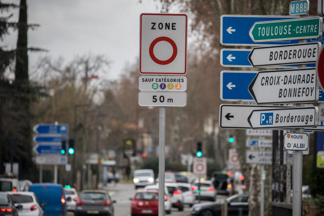 Un panneau indiquant l’entrée de zone à faibles émissions, à Toulouse, en janvier 2023.