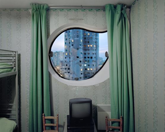 L’une des tours Aillaud, dites « tours Nuages », vue depuis l’intérieur d’une autre construction de l’architecte Emile Aillaud, à Nanterre, en mars 2017.