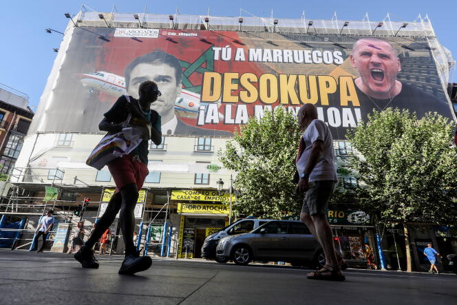 A Madrid, le 4 juillet 2023, une banderole stigmatise le premier ministre Pedro Sanchez (à gauche). A droite, Daniel Esteve, propriétaire de la société Desokupa.