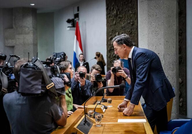 Mantan Perdana Menteri Belanda Mark Rutte (kanan) berbicara dengan Mirjam Bikker (kiri), anggota Dewan Perwakilan Rakyat dan anggota Persatuan Kristen, selama debat tentang jatuhnya pemerintah di Dewan Perwakilan Rakyat di Den Haag, 10 Juli , 2023. 