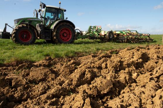 Un agricultor ara un campo en Sarthe, en marzo de 2021.