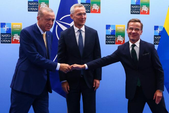 Le président turc, Recep Tayyip Erdogan, serre la main du premier ministre suédois, Ulf Kristersson, en présence du secrétaire général de l’OTAN, Jens Stoltenberg, à Vilnius, le 10 juillet 2023.