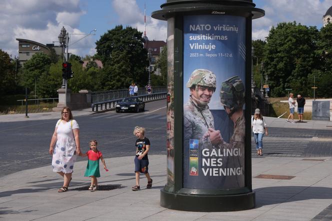 Un póster de la cumbre de la OTAN en Vilnius el 9 de julio de 2023.