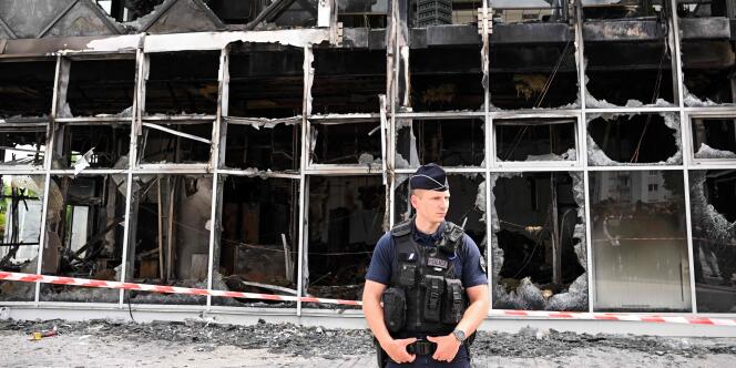 Plus de 750 bâtiments publics ont été endommagés, selon le gouvernement, lors des émeutes qui ont suivi la mort de Nahel M.