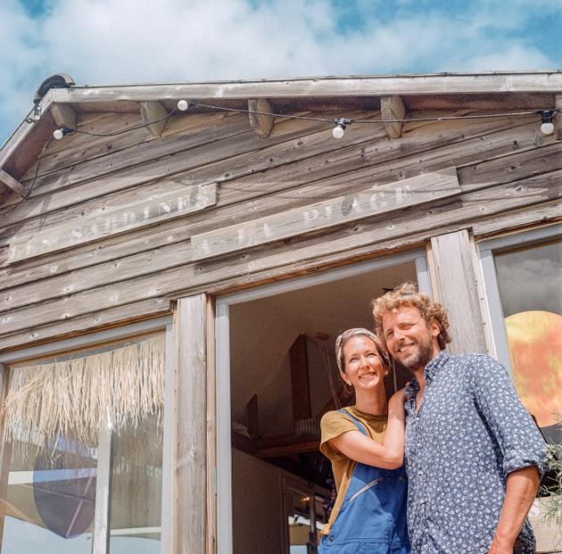 Adélaïde y Grégory Perissel, restauradores de Sardines on the beach, favorecen la cocina marinera y los productos locales.