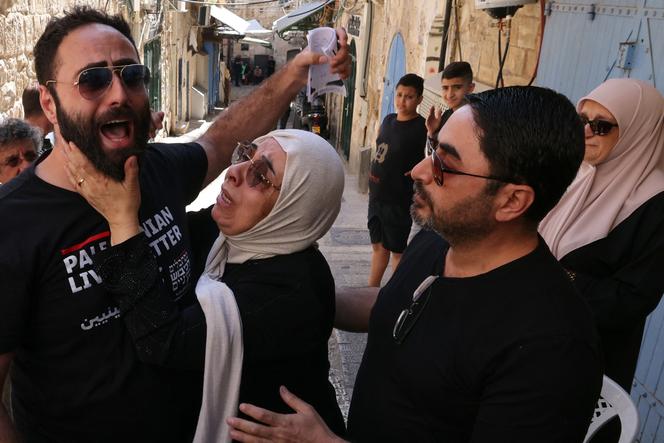 Nora Sub Laban (centro) y sus hijos Raafat (izquierda) y Ahmad (derecha), después de su expulsión el 11 de julio de 2023 en Jerusalén.