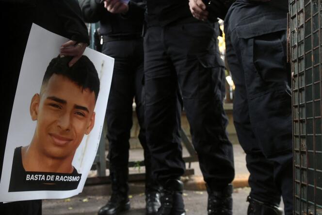 Devant le tribunal de Buenos Aires où les policiers yyant assassiné le jeune Lucas Gonzalez sont jugés, le 11 juillet 2023. 