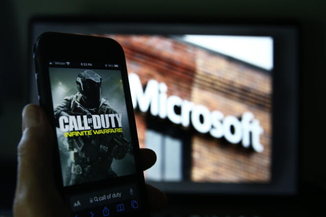 Une image de « Call of Duty », d’Activision Blizzard, est montrée sur un smartphone près d’une photographie du logo Microsoft, sur cette photo prise à New York, le jeudi 15 juin 2023. 