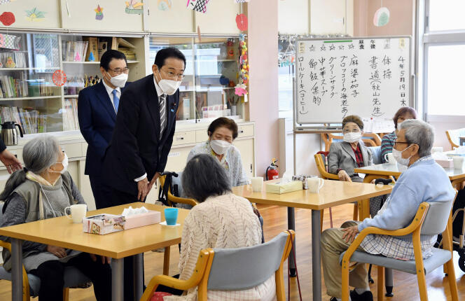 El primer ministro japonés, Fumio Kishida, visita una casa de retiro en Tokio el 19 de mayo de 2022.