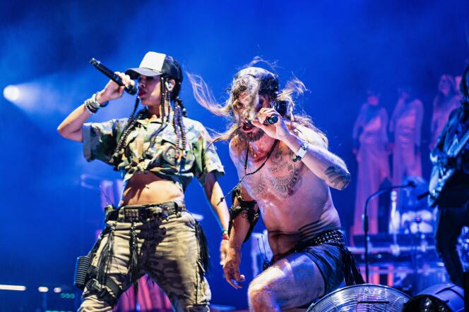 Samaha Achoun, dite « Sam », et François Charon, dit « Frah », membres de Shaka Ponk, en concert aux Eurockéennes de Belfort, le 29 juin 2023.