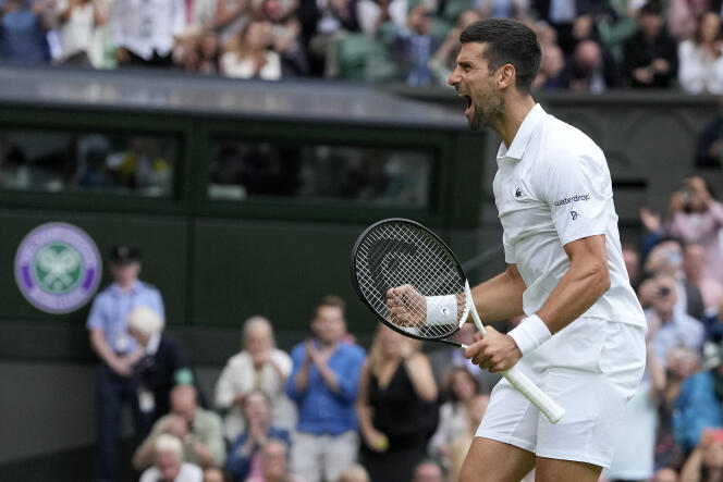 El serbio Novak Djokovic celebra su victoria ante el ruso Andrey Rublev, por la novena jornada del torneo de tenis de Wimbledon en Londres, el martes 11 de julio de 2023. 