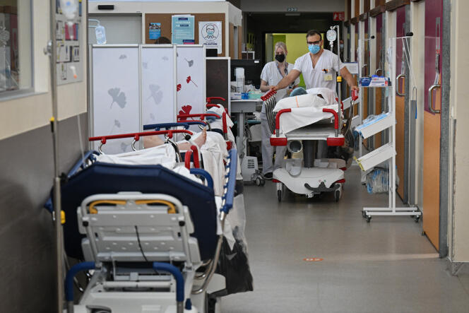 Pacientes instalados en los pasillos de emergencia del hospital de Hautepierre, en Estrasburgo, el 29 de diciembre de 2022.