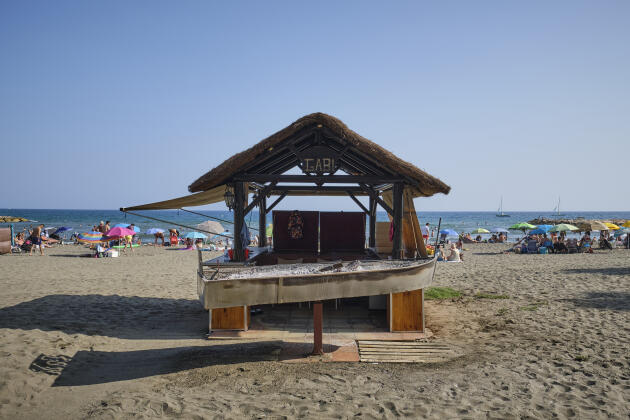 Une cabine aménagée avec une barque de pêcheur pour faire cuire à la braise les « espetos » de sardines, le plat traditionnel de Malaga, le 29 juin 2023. 
